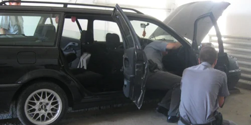 Oamenii legii caută locaşurile special construite pentru a ascunde ţigările de contrabandă