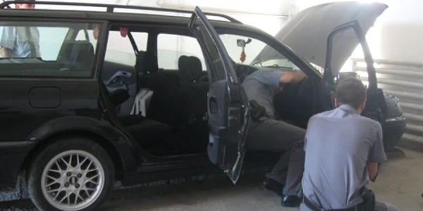 Oamenii legii caută locaşurile special construite pentru a ascunde ţigările de contrabandă