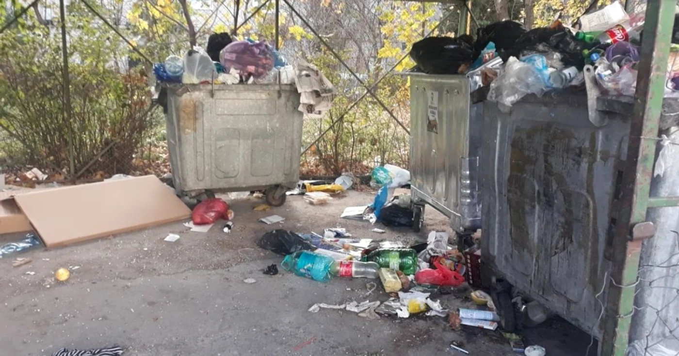 Mulţi braşoveni aruncă gunoiul menajer sau rezultat în urma renovărilor în afara ţarcurilor special amenajate de primărie. Foto: Ionuţ Dincă