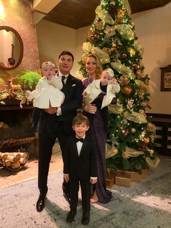 Valentina și Cristi, alături de cei trei copii ai lor, în zi de sărbătoare