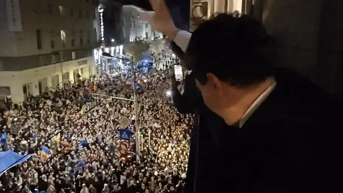 GIF Nicușor la balcon