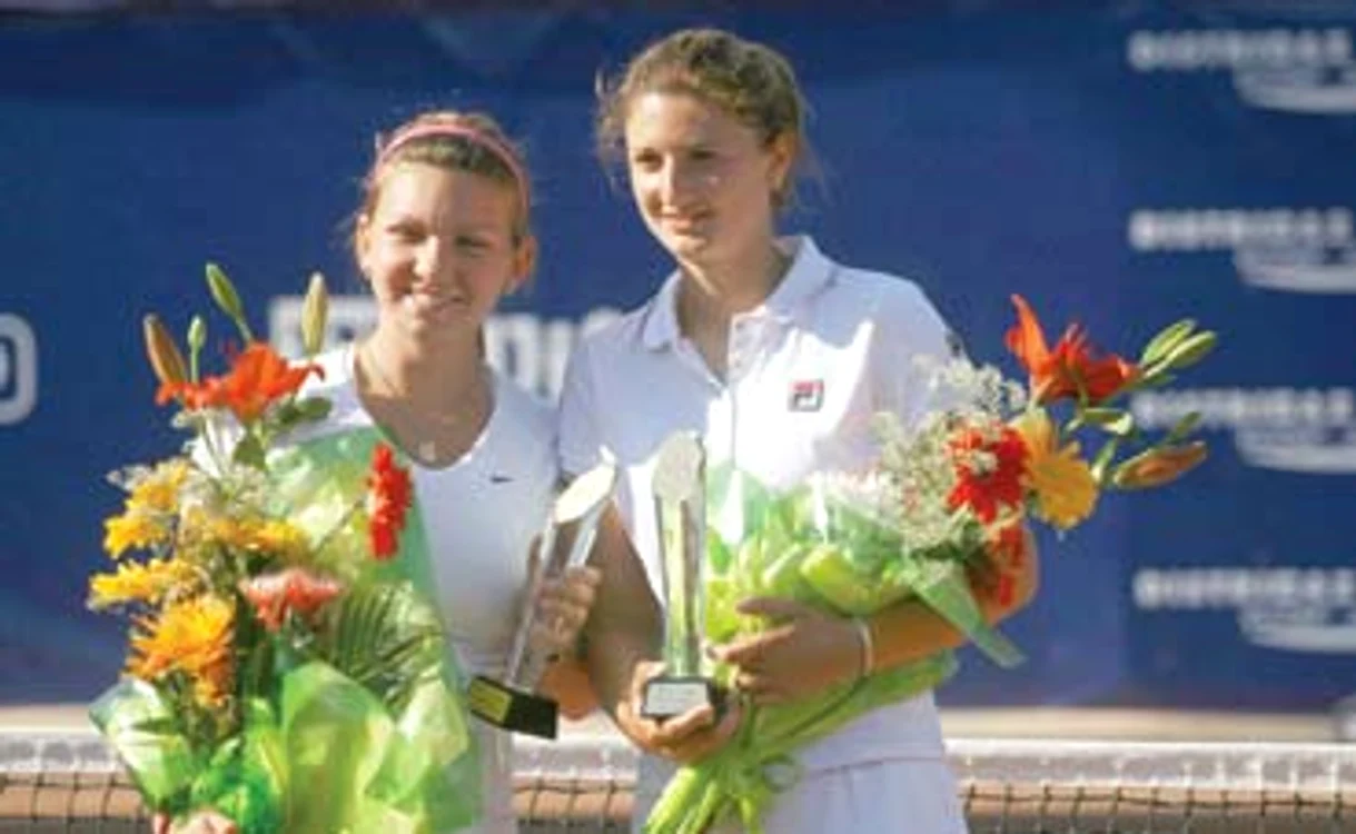 
    Simona şi Irina au fost şi partenere de dublu, în 2009, câştigând trofeul turneului ITF de la BucureştiFoto: Mediafax  