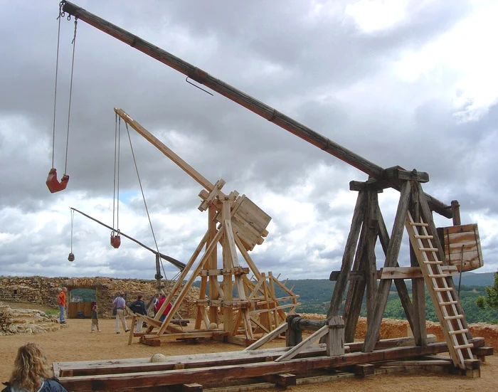 Replici ale unor trebuchete medievale, la Château de Castelnaud (© Luc Viatour / https://Lucnix.be)
