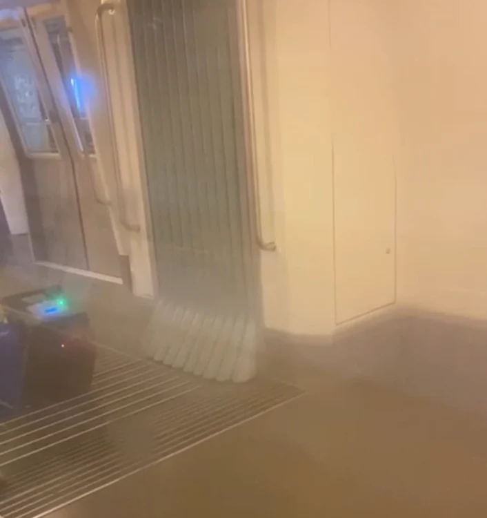 Nebulizarea 3D se face cu un aparat care împrăștie un abur cu dezinfectant în tot vagonul și ajunge chiar și în sistemul de ventilație