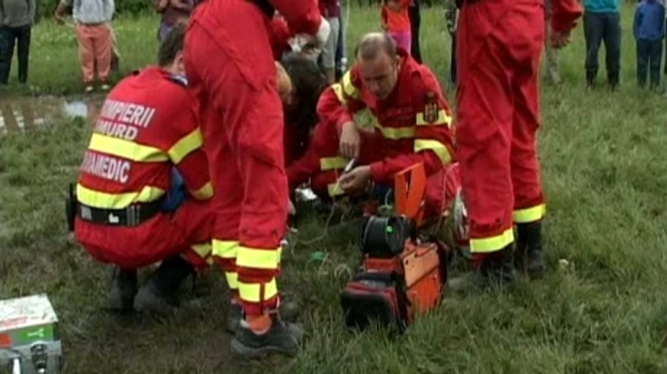 
    Groapa a fost făcută de profesori care au folosit pământul pentru a nivela terenul de fotbal (foto: RTV)  