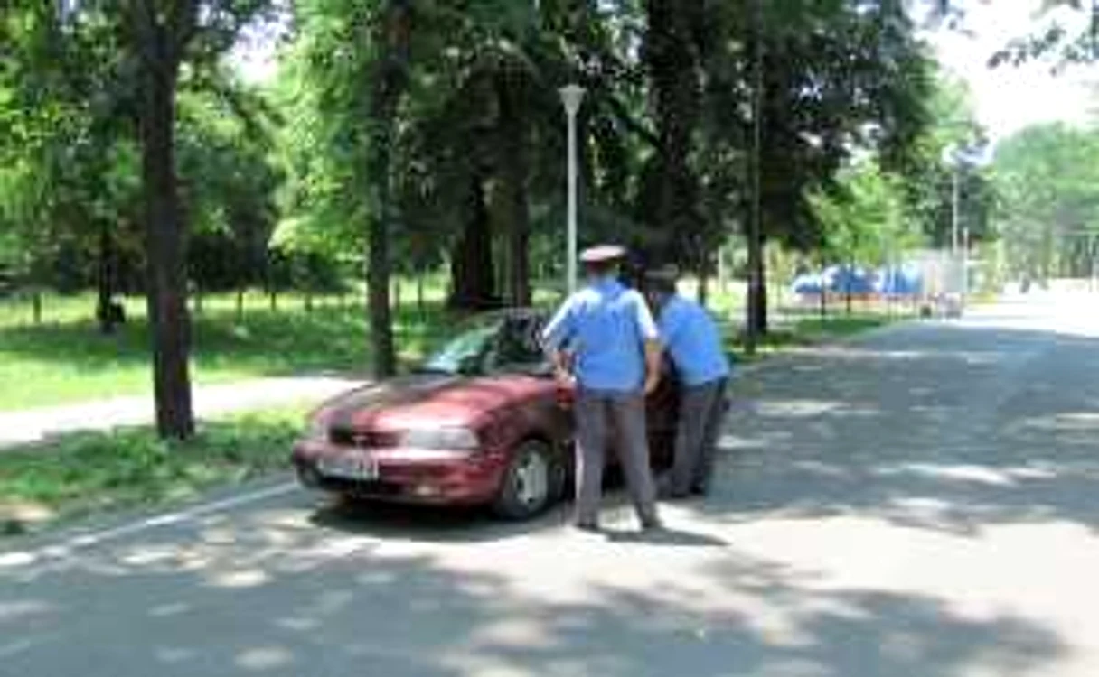 Poliţiştii locali i-au luat la întrebări pe cei care se avântă cu maşinile prin Parcul Monument
