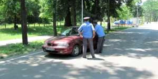 Poliţiştii locali i-au luat la întrebări pe cei care se avântă cu maşinile prin Parcul Monument