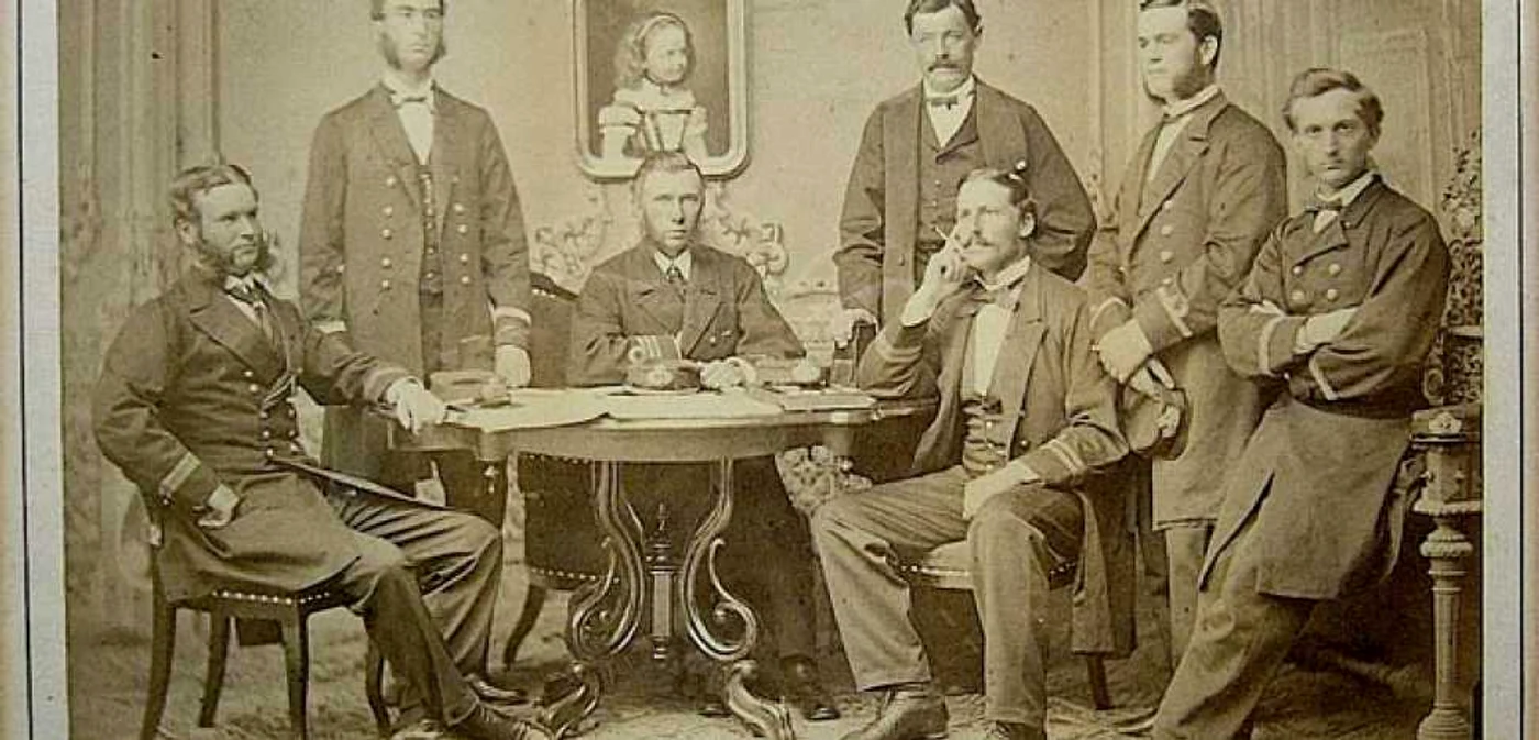 Dr Abraham Irwin Bolton (primul din stânga), pe vasul HMS Cockatrice Sursă foto bomford.net