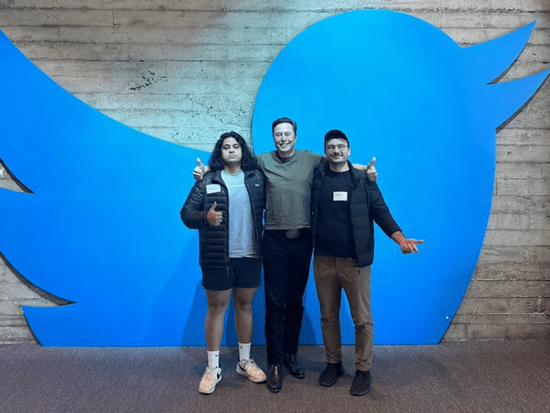 Elon Musk se ține de glume proaste, în timp ce angajații Twitter sunt concediați pe bandă rulantă