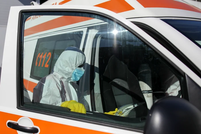 
    Ambulanța București se confruntă cu o creștere foarte mare a apelurilor pentru testarea pacienților suspecți de Covid-19foto: Inquam Photos  