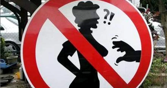În unele ţări, vizitatorilor le este interzis să atingă sânii femeilor FOTO: funlyest.com