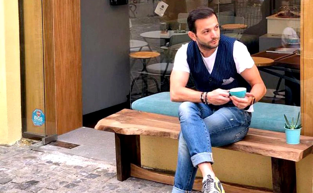 
    Mihai îşi bea zilnic cafeaua alături de clienţi  