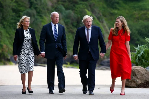 Cum sunt îmbrăcate soţiile liderilor care participă la summit-ul G7 Jill Biden Carrie Johnson FOTO EPA-EFE