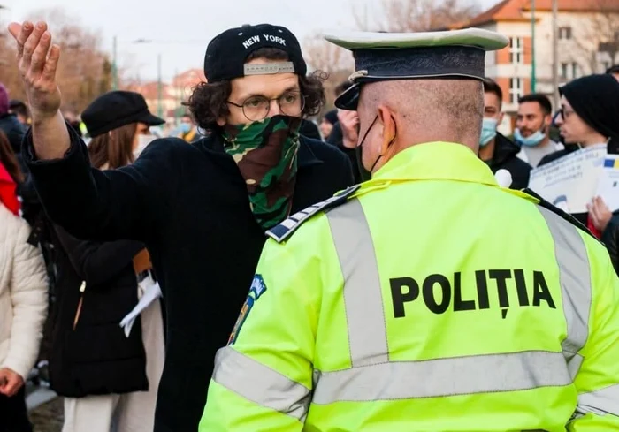 politist oameni pe strada masca jpg