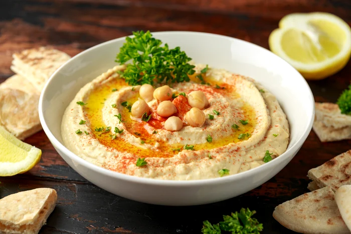 Humus, Sursa foto shutterstock 1412942363 jpg