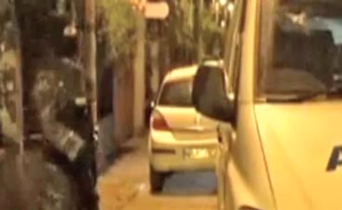 Mascaţii patrulează pe strada pe care a avut loc scandalul pentru a evita noi altercaţii