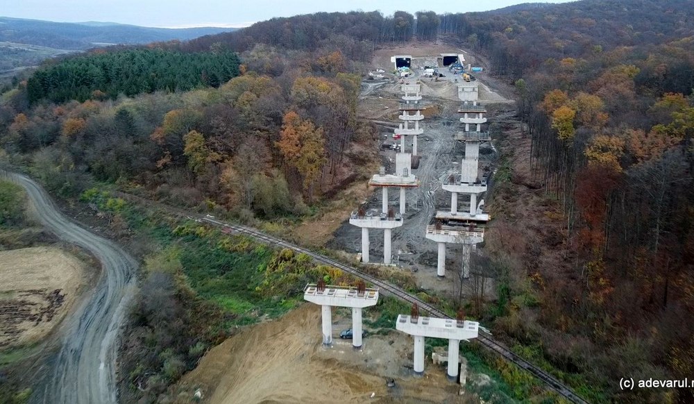 Autostrada cu tuneluri, completată de viaducte spectaculoase. Încă o galerie de tunel a fost străpunsă