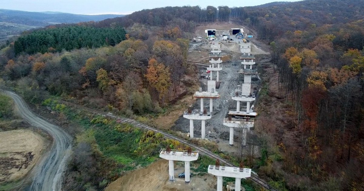 Lucrările pe șantierul din vest: Autostrada cu tuneluri și viaducte impresionante ia contur.