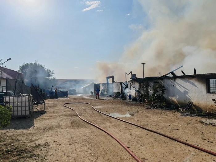 Flăcările au cuprins întreaga gospodărie FOTO: ISU Olt