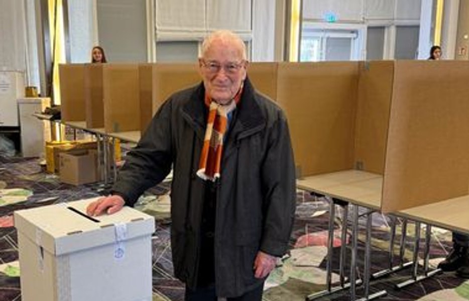 Un român în vârstă de 100 de ani a votat la München. Numărul conaționalilor care au mers la urne în diaspora a trecut de 208.000
