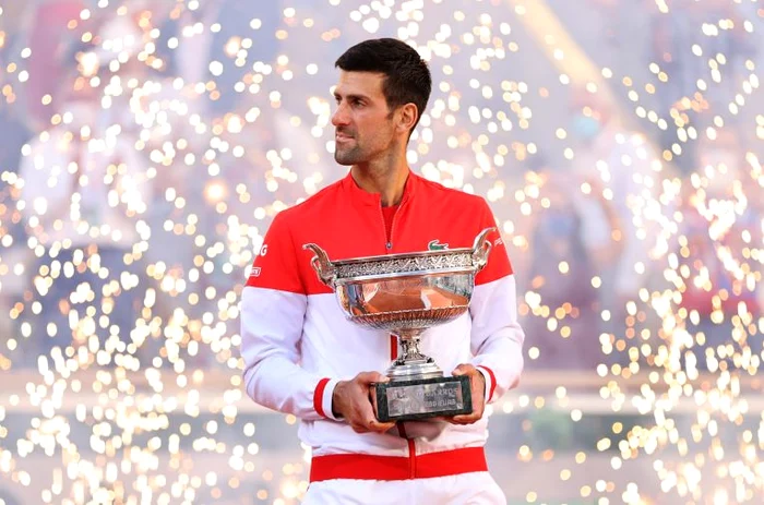 
    Novak Djokovic cu trofeul cucerit la Roland GarrosFoto: Guliver/ GettyImages  