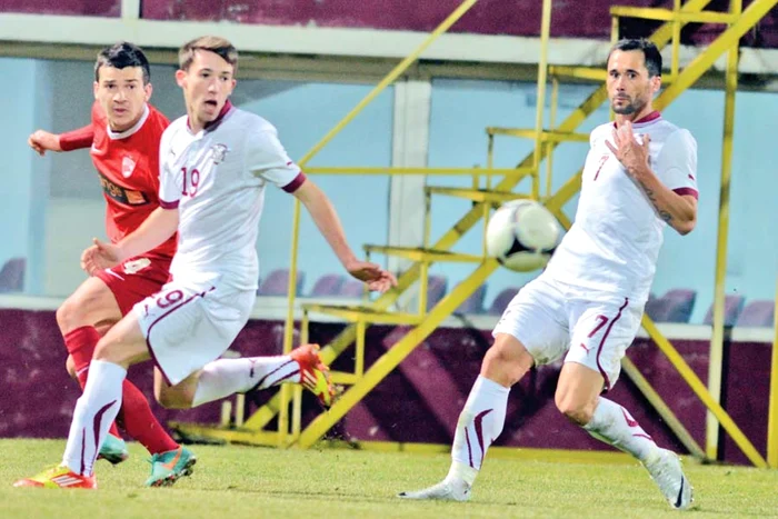 
    Rapidiştii Niculae Vasile  şi Emil Dică trăiesc de pe  o zi pe alta, fiind neplătiţi  de aproape un an  