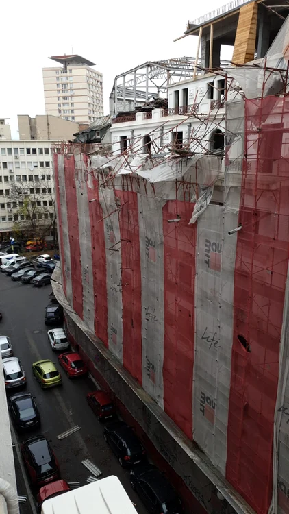 Bucăți din schela au căyut peste mașini