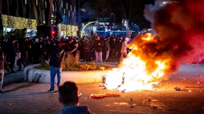 La Rotterdam, protestatarii au aruncat cu pietre şi obiecte în poliţişti şi au au incendiat biciclete