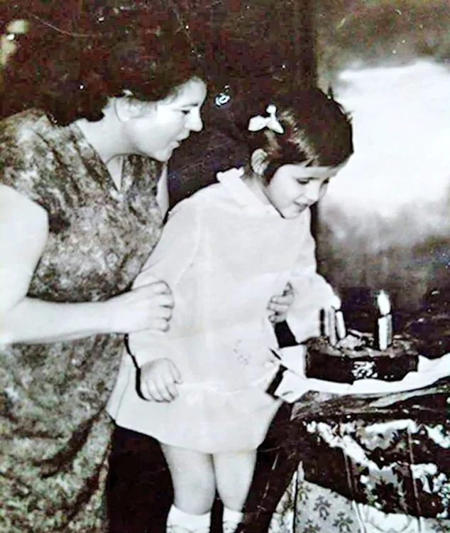 Femeia care a înfiat-o  i-a fost mamă în  adevăratul  sens al cuvântului şi i-a  oferit o copilărie fericită