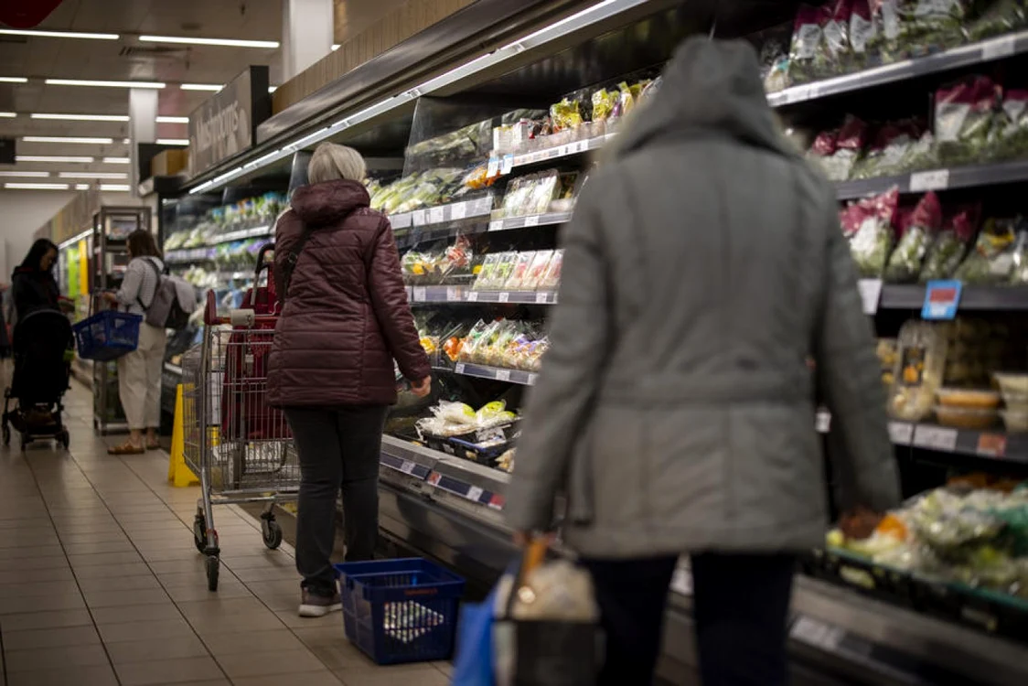 Brfitanici cu coșuri de cumpărături la supermarket