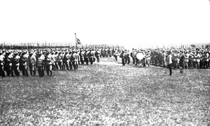 Soldați români la intrarea în Primul Război Mondial (sursa: Gogu Negulesco, Rumania's sacrifice, New York Century Co, 1918)