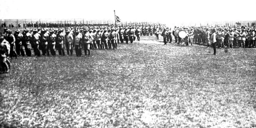 Soldați români la intrarea în Primul Război Mondial (sursa: Gogu Negulesco, Rumania's sacrifice, New York Century Co, 1918)