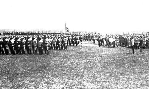 Soldați români la intrarea în Primul Război Mondial (sursa: Gogu Negulesco, Rumania's sacrifice, New York Century Co, 1918)