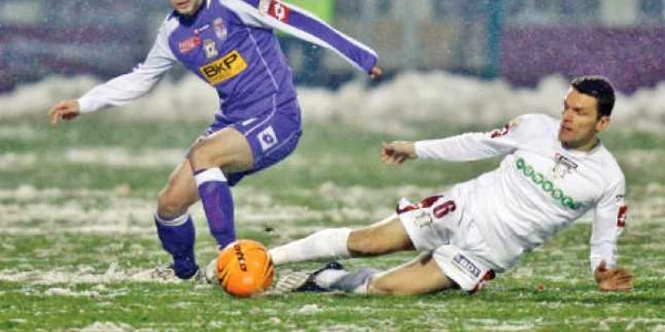 Matici (dreapta) a menţinut Rapidul în lupta pentru titlu prin golul său fabulos 