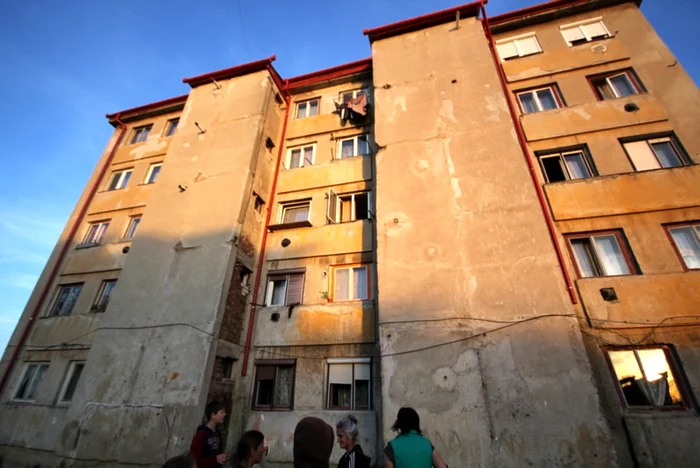 În blocul de locuinţe sociale din Hunedoara o parte din localnici riscă evacuarea. FOTO: Daniel Guţă