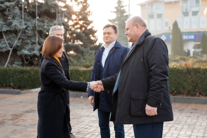 Cei trei lideri au efectuat o vizită într-o localitate din Zona de Securitate. FOTO: TV8.md
