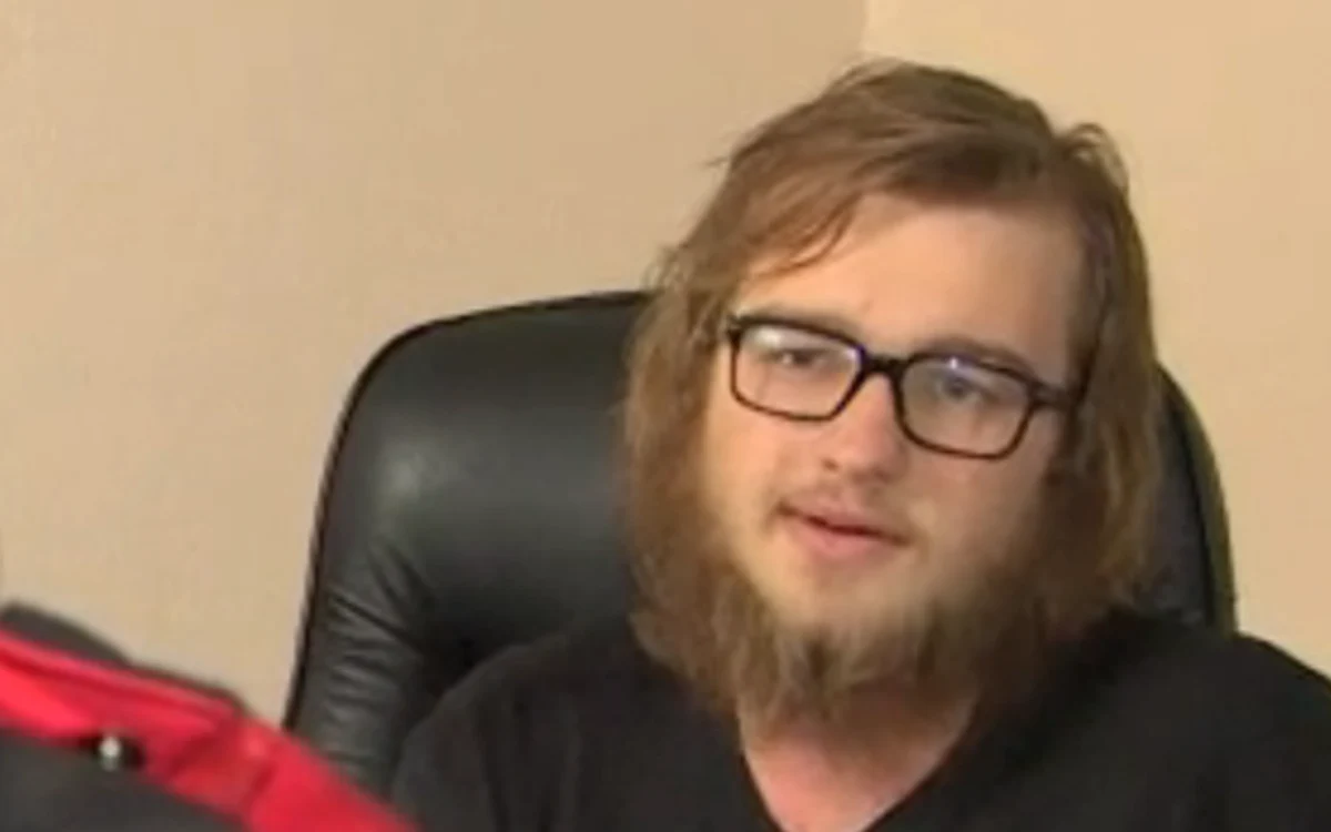 Angus T. Jones, cu barbă, la finalul filmărilor pentru serialul "Doi bărbați și jumătate"