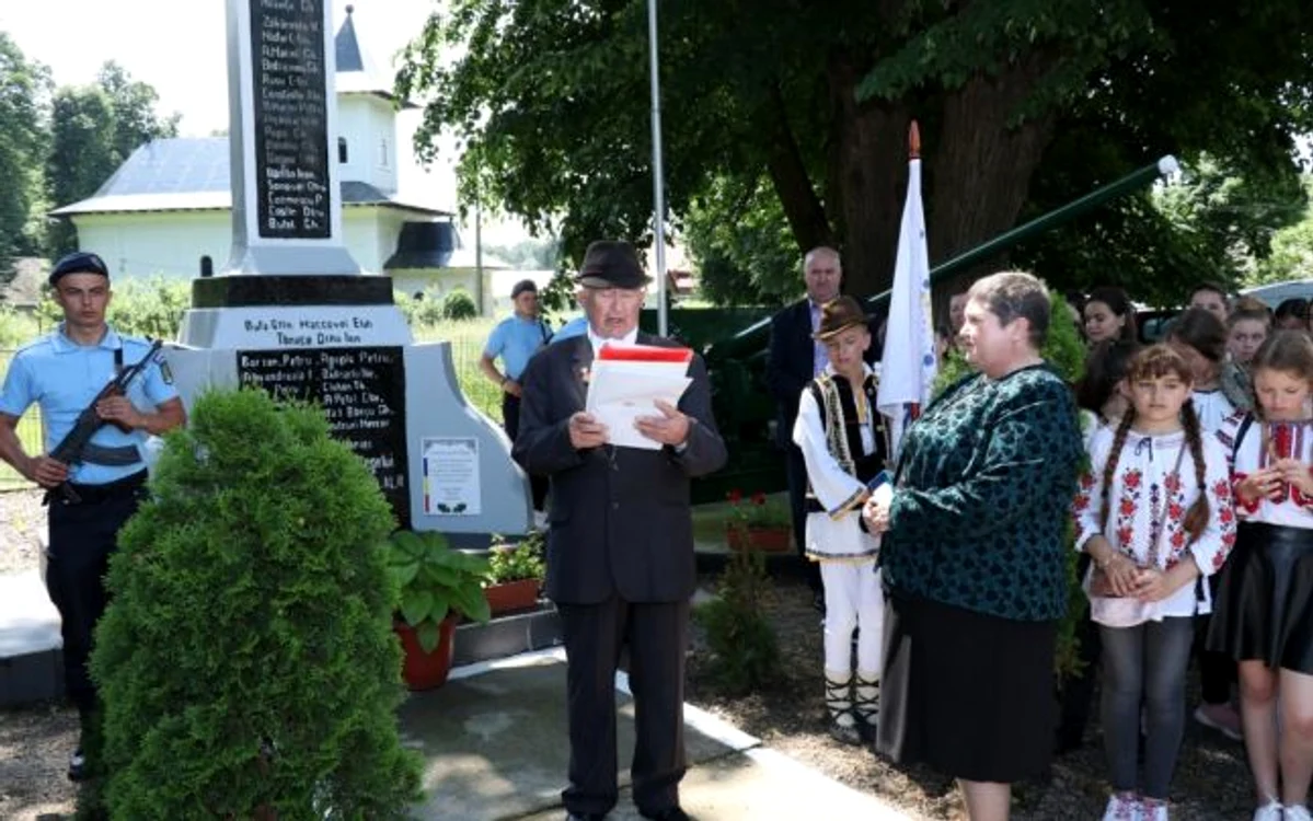 Din pensia sa, Dumitru Davidel a ridicat monumente pentru pomenirea românilor căzuţi pe câmpurile de luptă