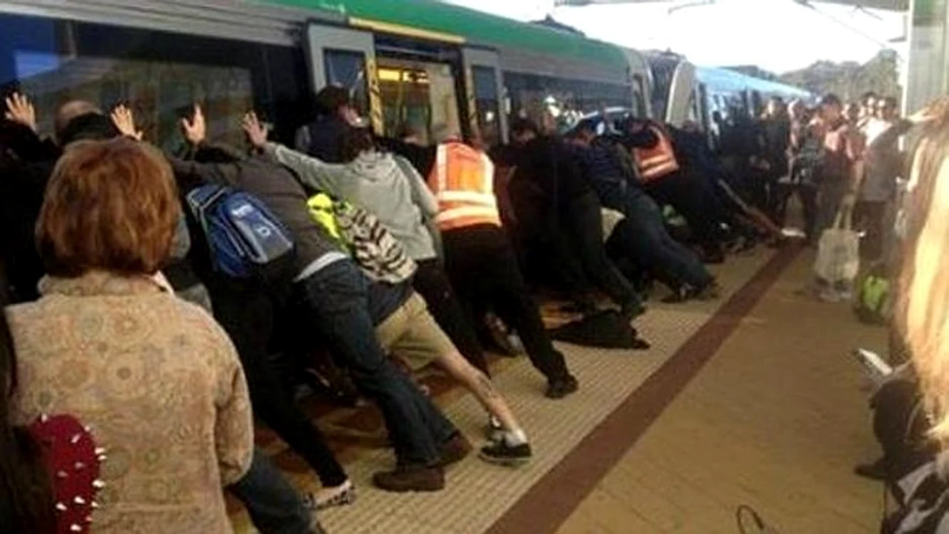 
    Călătorii au reuşit să împingă suficient trenulFoto: Buzzfeed  