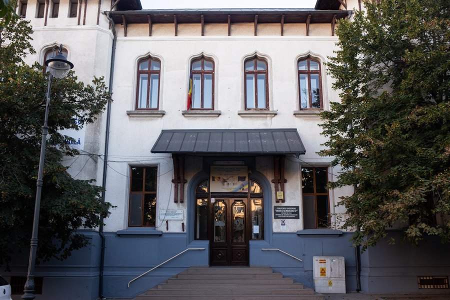 Profesoară trimisă acasă după ce a venit beată la școala din Constanța unde preda Limba Română. ISJ face o anchetă