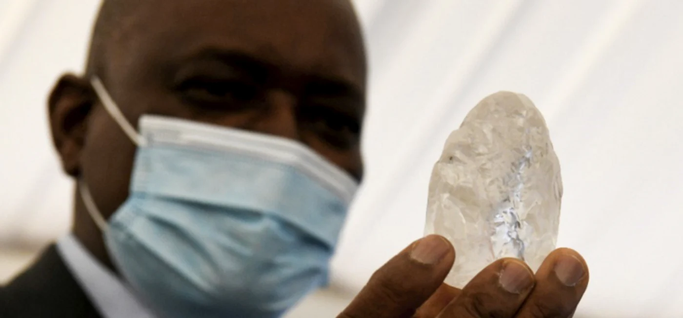 
    Botswana descoperă un diamant de 1.098 de carate, a treia cea mai mare piatră preţioasă de acest fel din lume Foto: News.ro  