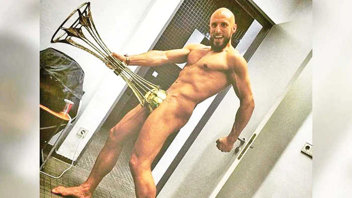 
    Igropulo nu a rezistat  tentaţiei de a nu  se fotografia cu  trofeul în acest modFOTO: Twitter   