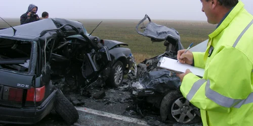 Poliţiştii cercetează cauzele accidentului