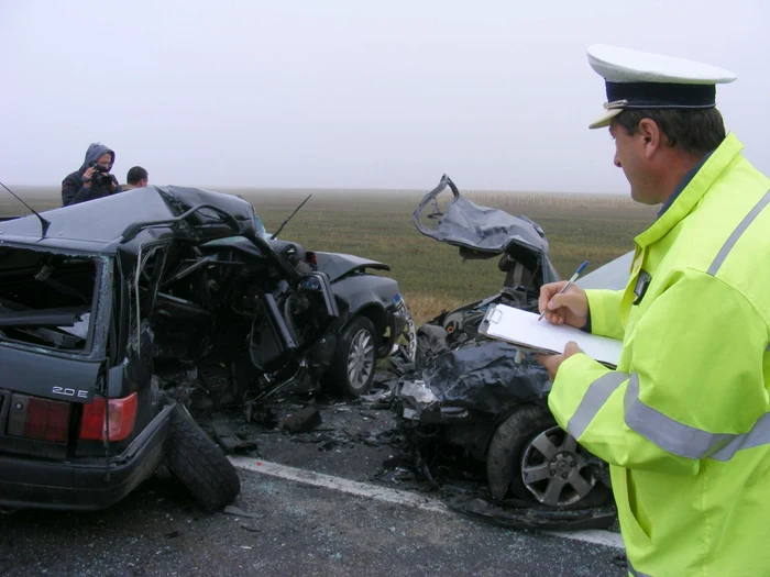 Poliţiştii cercetează cauzele accidentului