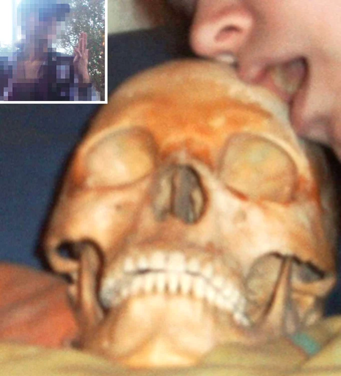 
    Femeia riscă doi ani  de puşcărie pentru  profanare de cadavre(Fotografii: reuters/AFP)  
