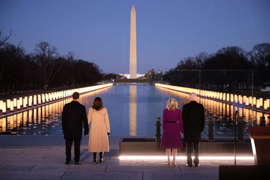Președintele-ales Joe Biden, soția lui, Jill, vicepreședintele Kamala Harris și soțul acesteia, pe esplanada Memorialului Lincoln