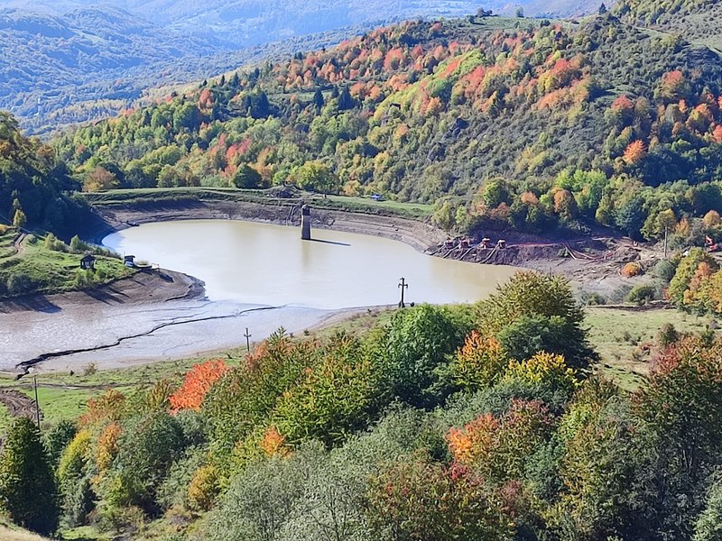 Pericolul barajului de la Roșia Montană. Primăria amenajează drumurile de acces după un an de la alertă