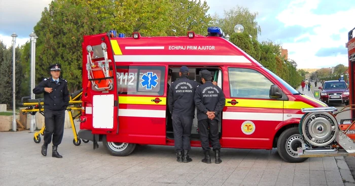 Pompierii au salvat câinele după o oră de muncă