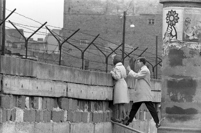 O tânără vorbește cu mama ei din Berlinul de Est FOTO GettyImages