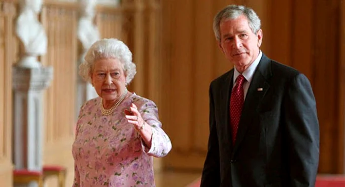 Regina Elisabeta a II-a alături de fiul președintelui Bush de la începutul anilor 90: George W. Bush,  aici la Castelul Windsor în 2008.
